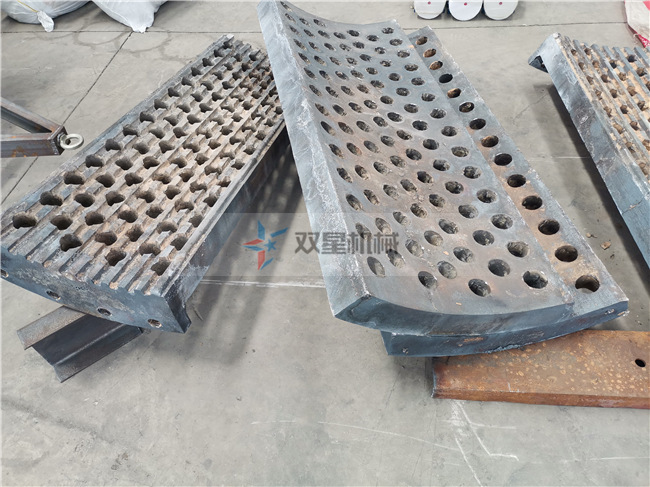 <a href='http://www.yunqingcheng.cn/' target='_blank'><span>廢鋼破碎機(jī)</span></a>反擊襯板結(jié)構(gòu)實(shí)拍