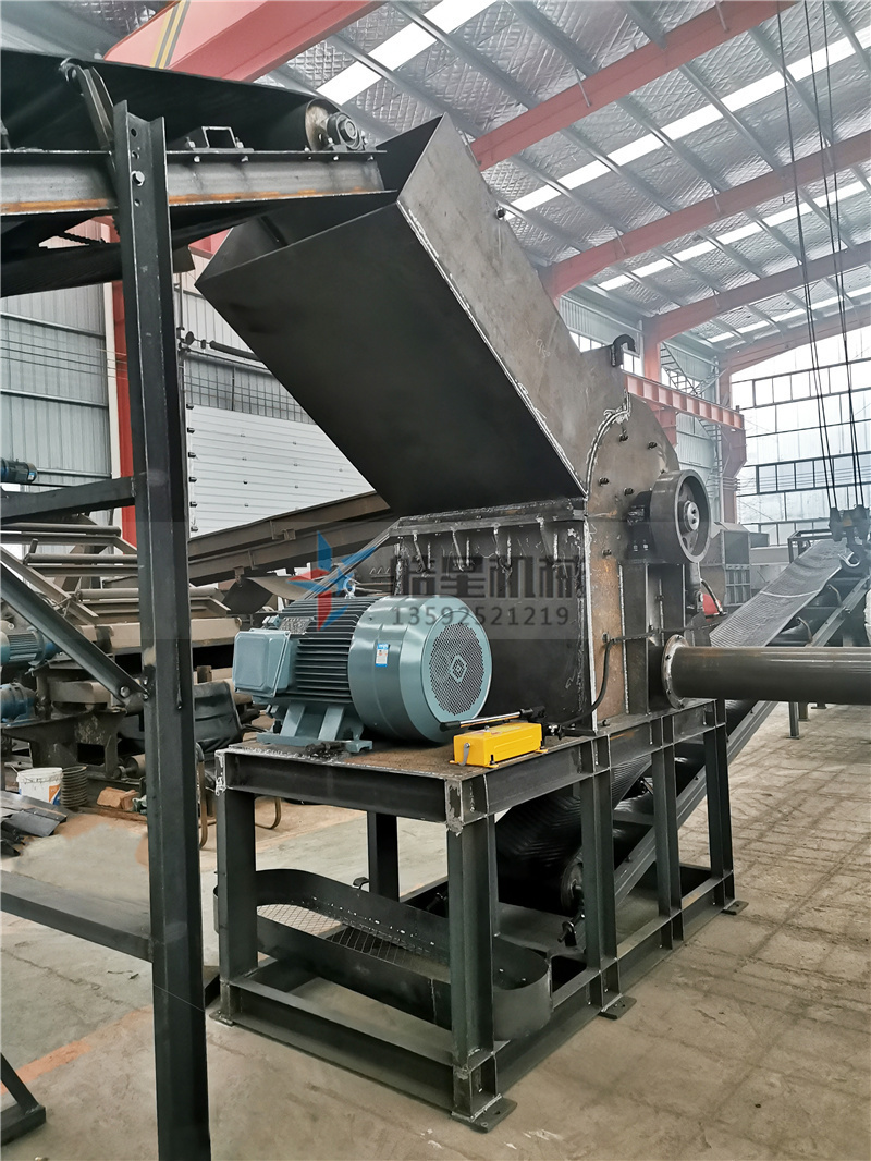 <a href='http://www.yunqingcheng.cn/feilv/83.html' target='_blank'><span>鋁型材破碎機</span></a>進料喂料實拍