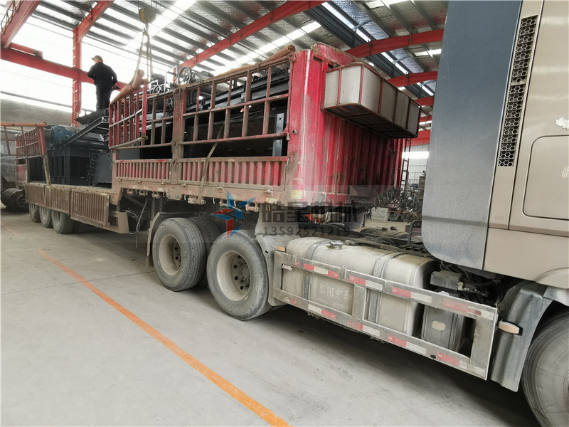 <a href='http://www.yunqingcheng.cn/feilv/852.html' target='_blank'><span>鋁合金破碎機</span></a>發(fā)貨現場