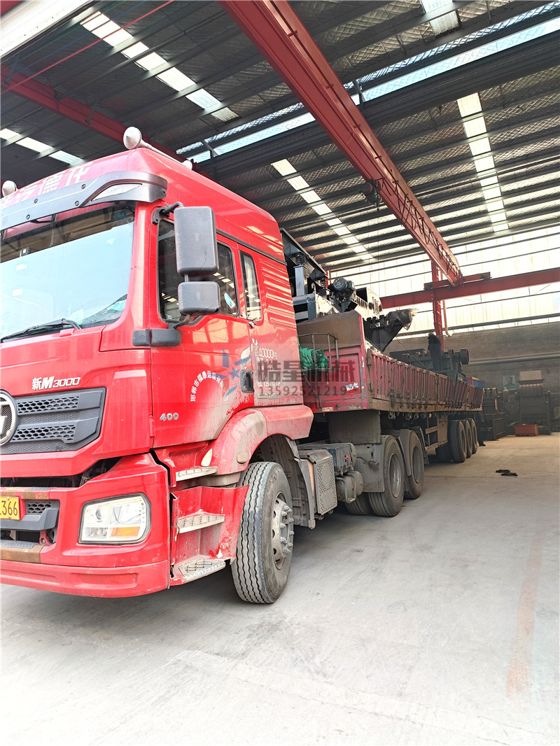 1300<a href='http://www.yunqingcheng.cn/feilv/852.html' target='_blank'><span>鋁合金破碎機</span></a>設(shè)備裝車發(fā)貨發(fā)往山東